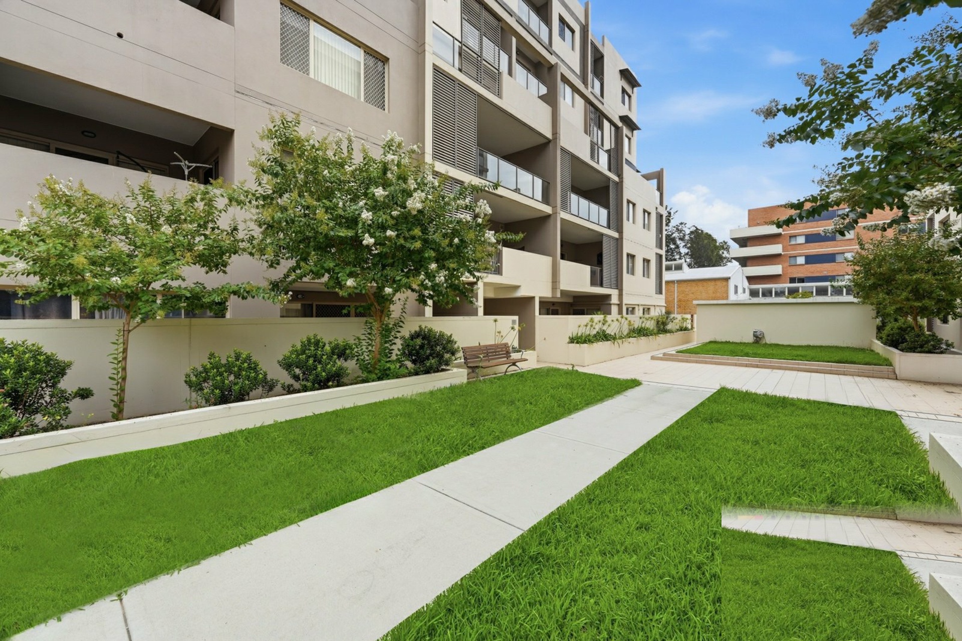 Landscaped courtyard and lawn area at Parkstone Place